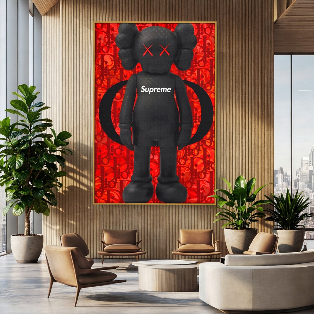 Tablou canvas cu tablou canvas cu robot negru supreme, in rama de aluminiu auriu, pe perete intr-un birou